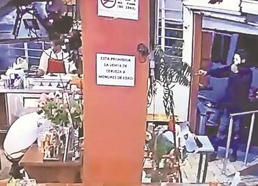 En un minuto, encapuchados asaltan taquería en Naucalpan