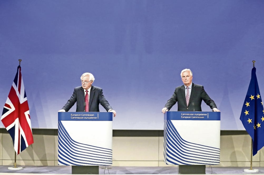 Los jefes negociadores para el Brexit, de RU, David Davis (izq.), y de la UE, Michel Barnier (der.), hablaron con la prensa (STEPHANIE LECOCQ. EFE)