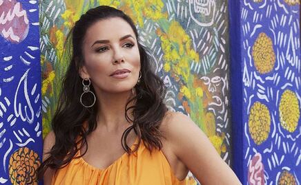 Eva Longoria muestra cómo llevar un traje de baño blanco a sus 47