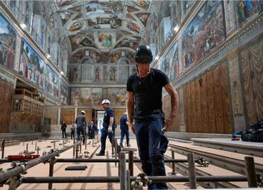 FOTOS: Alistan Capilla Sixtina donde se realizará el cónclave que elegirá al nuevo Papa