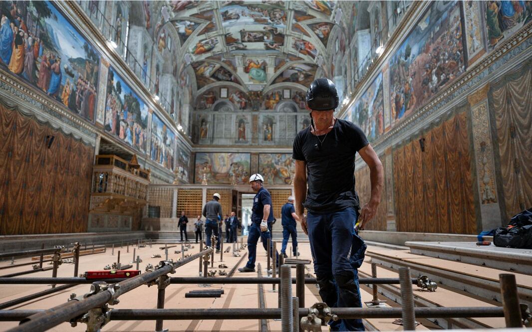 La Capilla Sixtina del Vaticano se prepara este viernes 2 de mayo de 2025, para el cónclave del que saldrá el sucesor de Francisco. Foto: AFP