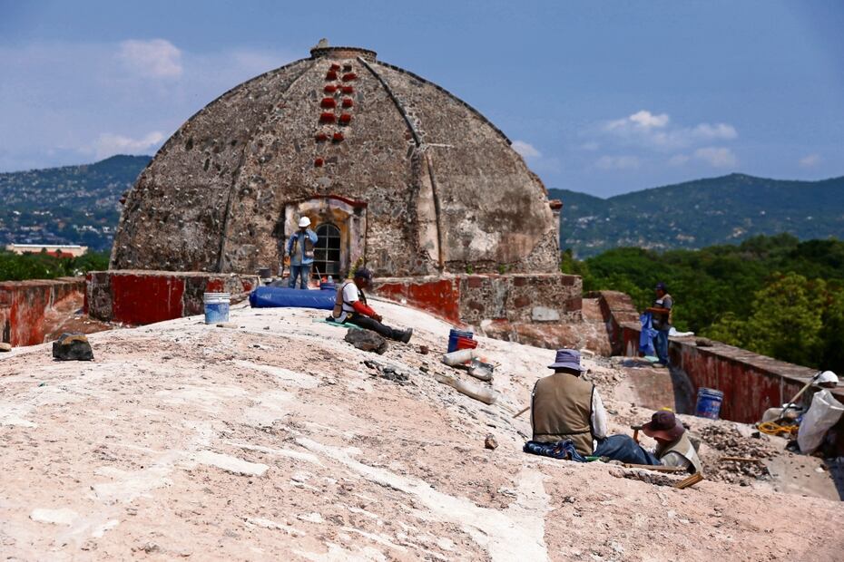 El sismo dejó graves grietas en la nave principal y en el claustro, además de desprendimientos en la cúpula y el derrumbe de la torre del campanario y de un arco. Fotos: Diego Prado y archivo / EL UNIVERSAL