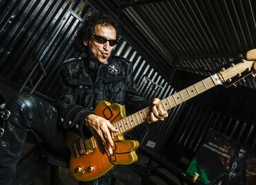 El tiempo dirá de qué lado masca la iguana: Alex Lora sobre AMLO