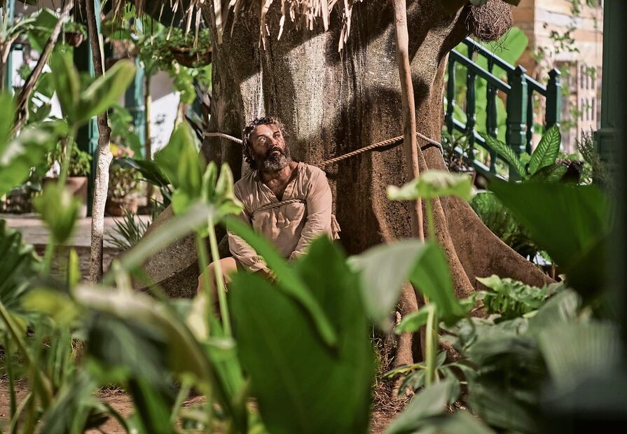Diego Vásquez interpreta a José Arcadio Buendía cuando pierde la razón. FOTOS: Netflix