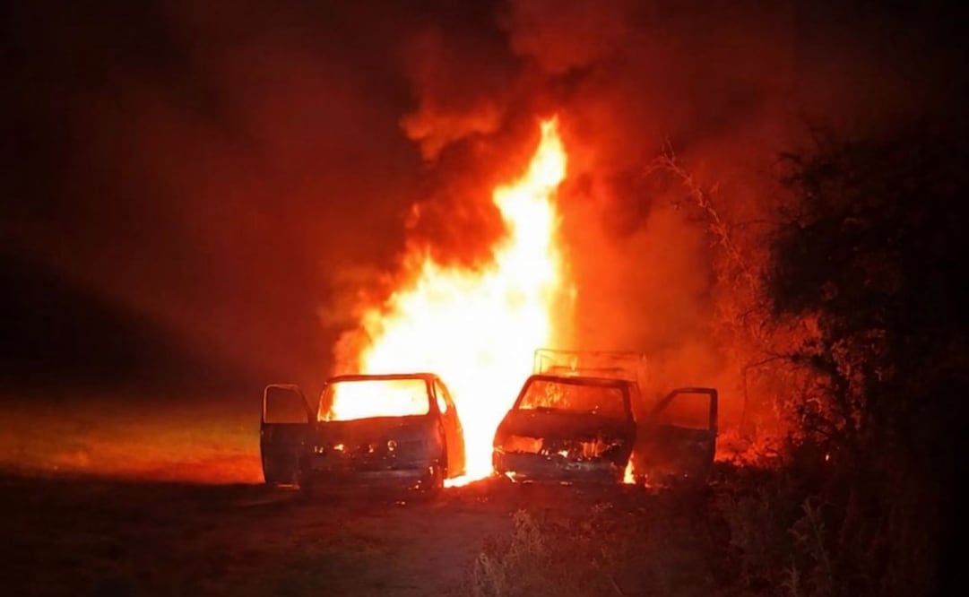 Se incendian dos camionetas con presunto combustible ilegal en Hidalgo; no se reportan personas lesionadas ni detenidas.
Foto: Especial.