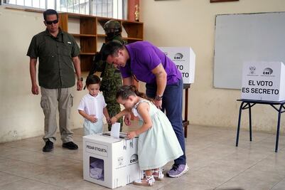 Ecuatorianos eligen presidente bajo la sombra del narco; el país está dividido en dos 