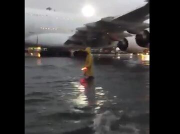 Captan encharcamiento en pistas del AICM