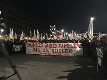 Protestan bomberos frente a Palacio Nacional; piden se descongelen salarios