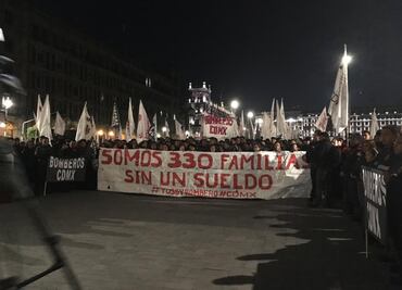 Protestan bomberos frente a Palacio Nacional; piden se descongelen salarios