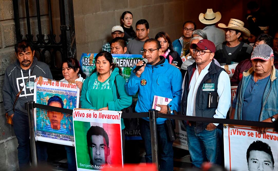 Familiares de los normalistas se reunieron en Palacio Nacional con AMLO. Foto: AFP