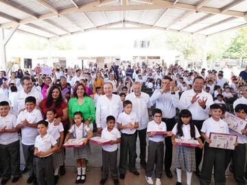Regreso a clases en Sonora; 440 mil estudiantes reciben uniformes gratuitos y útiles escolares