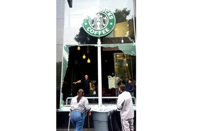 Embozados provocan disturbios; hieren a policía 