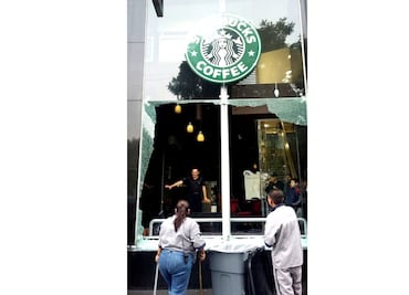 Embozados provocan disturbios; hieren a policía