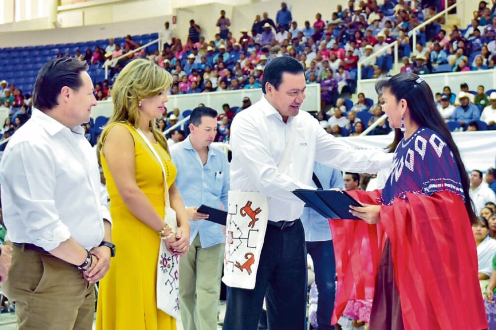 El secretario de Gobernación, Miguel Ángel Osorio Chong, y la gobernadora de Sonora, Claudia Pavlovich, entregaron actas de nacimiento a miembros de etnias indígenas. (SEGOB)