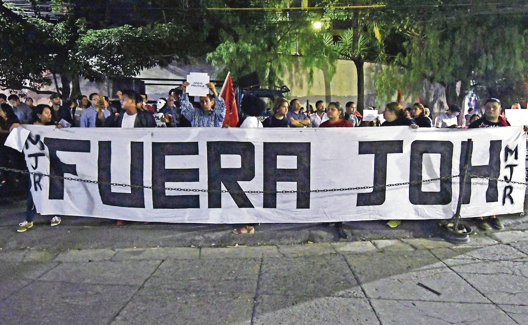 Adeptos del partido libre izquierdista exigieron el viernes la renuncia del presidente Juan Orlando Hernández, frente al Ministerio Público en Tegucigalpa. ORLANDO SIERRA. AFP