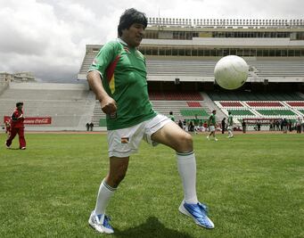 Video. Evo Morales da fuerte balonazo a militares