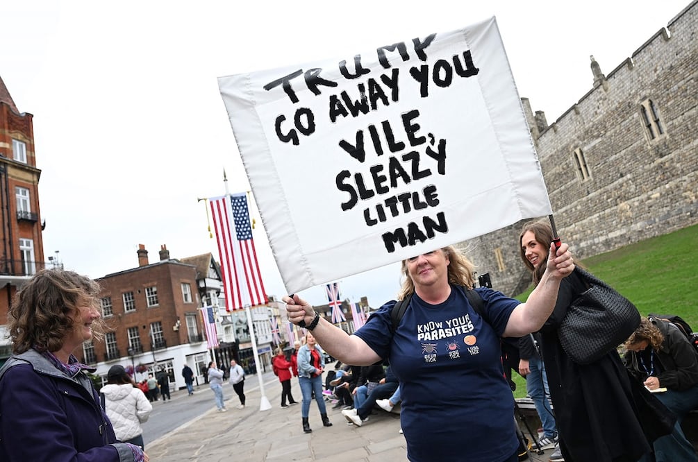 Manifestantes protestaron cerca del Castillo de Windsor por la visita del presidente de Estados Unidos, Donald Trump. FOTO: PAUL ELLIS. Foto: AFP
