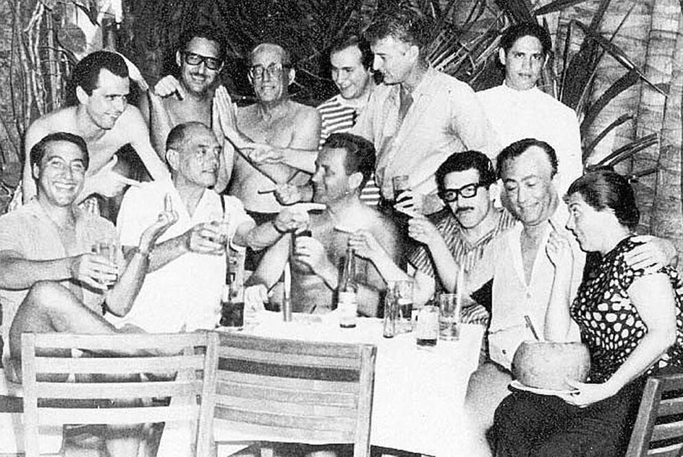 Gabo con personalidades del cine mexicano en Acapulco en 1965. Sentados, de izquierda a derecha, Luis Alcoriza, Luis Buñuel, Ladislav Kachtik, Gabriel García Márquez, Antonio Matouk y Gloria Marín. DOCUMENTOS DE GABRIEL GARCÍA MÁRQUEZ, HARRY RANSOM CENTER