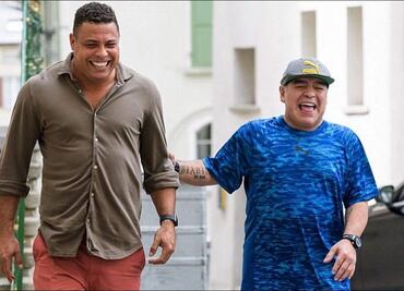 VIDEO: El polémico "regalo" de Ronaldo a Diego Armando Maradona en una visita a Madrid