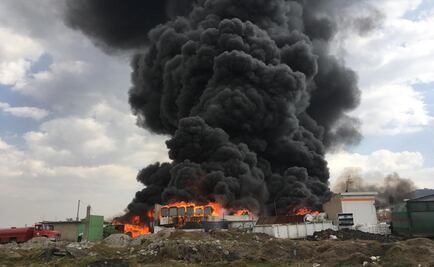 Registran fuerte incendio en depósito de reciclaje en Toluca