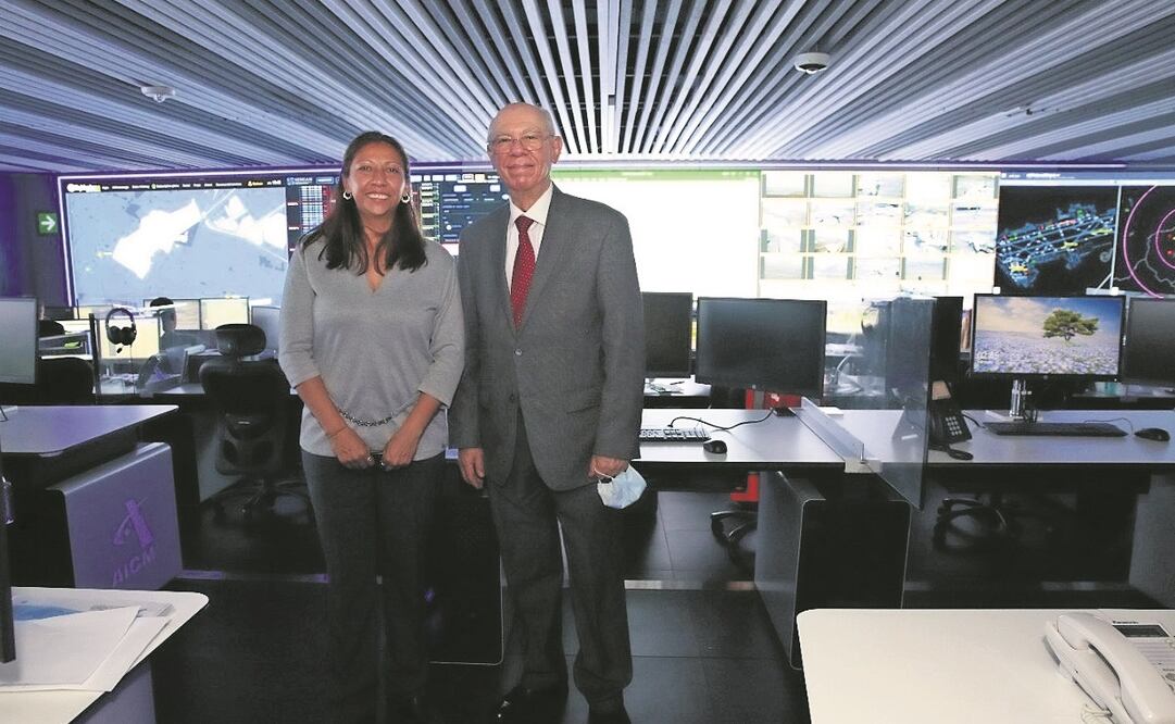 Evelyn Parra expuso el plan de obras al director del AICM. Foto: Especial 