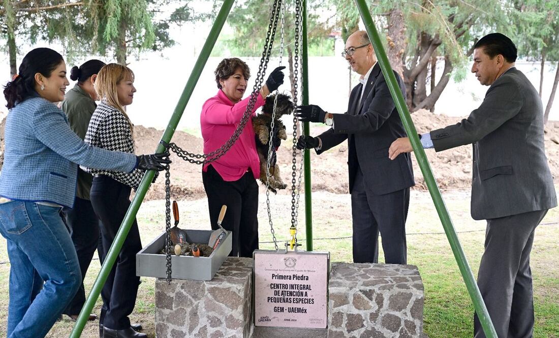 Delfina Gómez coloca en Texcoco la primera piedra del Centro Integral de Atención a Pequeñas Especies. Foto: Emilio Fernández