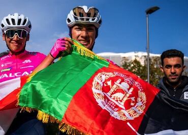 "Trataban de atropellarnos y nos arrojaban piedras": las ciclistas afganas que competían en secreto y huyeron del Talibán