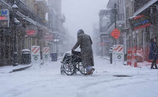 Tormenta invernal deja supermercados vacíos y vuelos cancelados en EU; continúa estado de emergencia en 14 estados