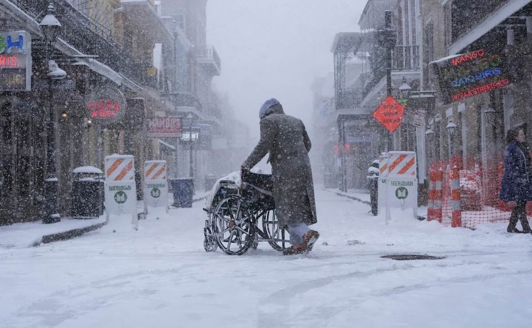 Nueva Orleans (Estados Unidos), 21/01/2025.- La gente camina por el Barrio Francés cubierto de nieve durante una rara tormenta invernal en Nueva Orleans, Luisiana, Estados Unidos, el 21 de enero de 2025. Una tormenta invernal está afectando a la mayor parte de la costa del Golfo del sur de Estados Unidos, provocando retrasos en los desplazamientos y el cierre de escuelas y comercios. (tormenta, Estados Unidos, Nueva Orleáns). Foto:  EFE/EPA/DERICK HINGLE