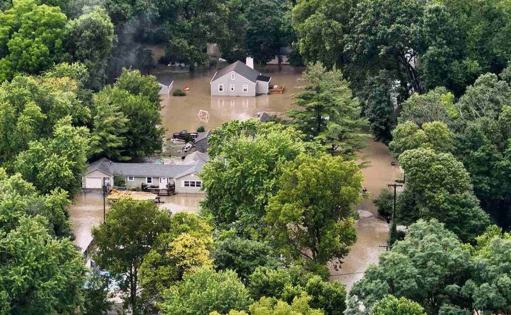 Esta fotografía aérea facilitada por el Departamento de Bomberos de Indianápolis muestra inundaciones en el norte de Indianápolis, Indiana, el sábado 15 de agosto de 2026. Foto: AP