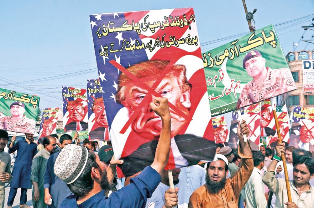 Paquistaníes protestaron ayer en Peshawar contra las políticas de Donald Trump en Afganistán y la acusación de que Islamabad está refugiando a combatientes enemigos de las fuerzas de EU. (MUHAMMAD SAJJAD. AP)