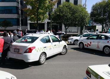 Taxistas se manifiestan y denuncian extorsiones y abusos de la Scretaría de Movilidad del Edomex
