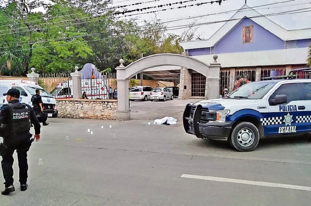 Los cuerpos de las víctimas quedaron tendidos en las inmediaciones de la parroquia Nuestra Señora de Guadalupe, ubicada sobre el bulevar Córdoba-Fortín; el lugar fue resguardado por elementos de la Policía Estatal. Foto: CORTESÍA: EL BUEN TONO