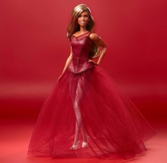 A Laverne Cox no le dejaron tener una Barbie en su infancia; celebra que la honren con muñeca trans