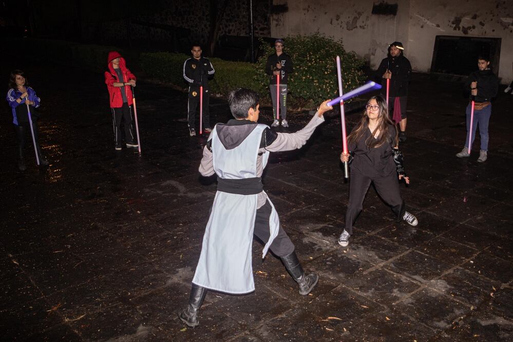 CIUDAD DE MÉXICO
11/05/2023

Entrenamiento de lucha con sables láser afuera del Museo Nacional de las Intervenciones, en la alcaldía Coyoacán. 

Fotos: Gabriel Pano/ El Universal