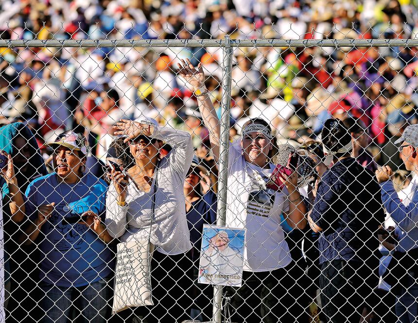 Ciudadanos de Estados Unidos acudieron al cruce fronterizo donde el líder de la Iglesia católica ofició una misa (GREGORY BULL. AP)