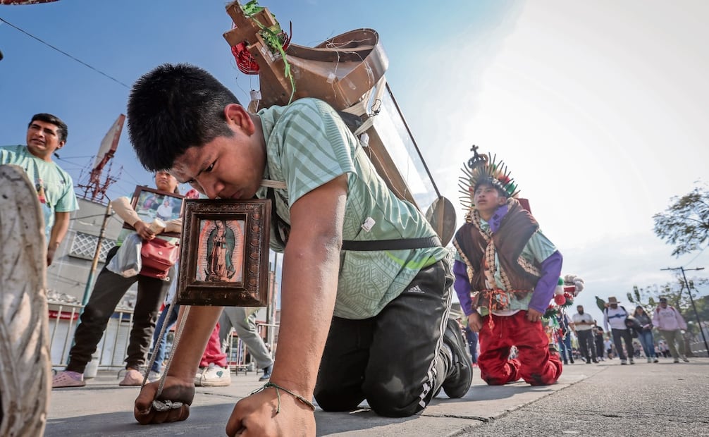 De rodillas, varios devotos de la Virgen recorrieron desde las primeras horas de ayer la Calzada de Guadalupe para agradecer por los milagros recibidos. Foto: Luis Camacho / EL UNIVERSAL