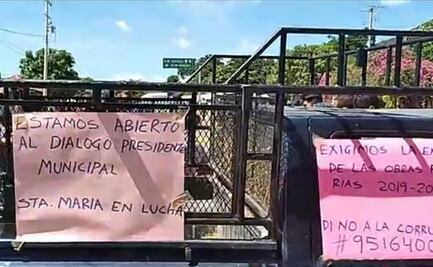 Turistas quedan varados por bloqueo de carretera a Huatulco; pobladores piden obras