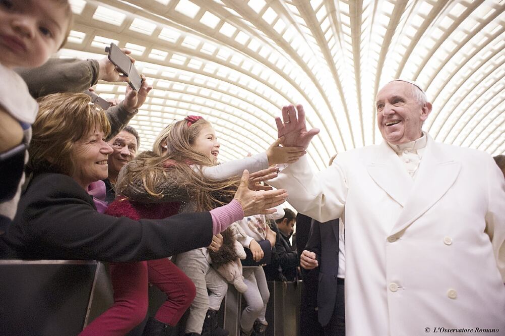 El papa Francisco saluda a trabajadores del Vaticano, al llegar al salón Paul VI, con motivo de su mensaje de Navidad (REUTERS)