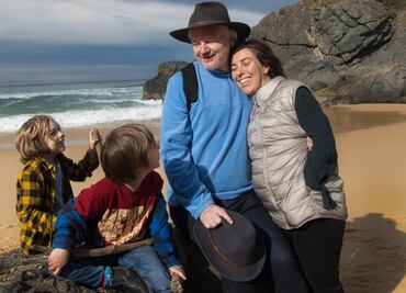 Julian Assange reaparece con una foto familiar en la playa mientras se recupera tras su liberación