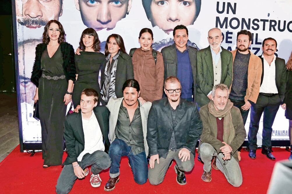 El elenco de la película dirigida por Plá (de lentes) en la alfombra roja previo al estreno en la Cineteca Nacional (AGUSTIN SALINAS. EL UNIVERSAL)