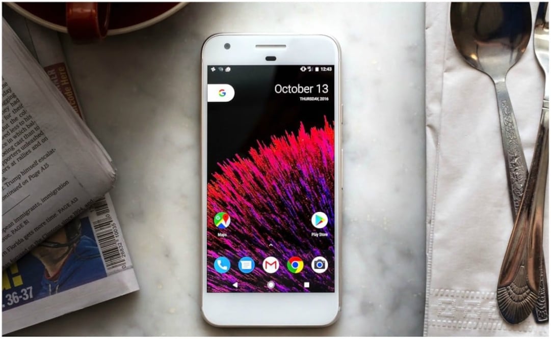 Al igual que el Nexus 6P, Pixel tiene el sensor de huella digital en la parte posterior, a la altura del dedo índice