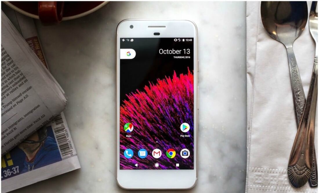 Al igual que el Nexus 6P, Pixel tiene el sensor de huella digital en la parte posterior, a la altura del dedo índice