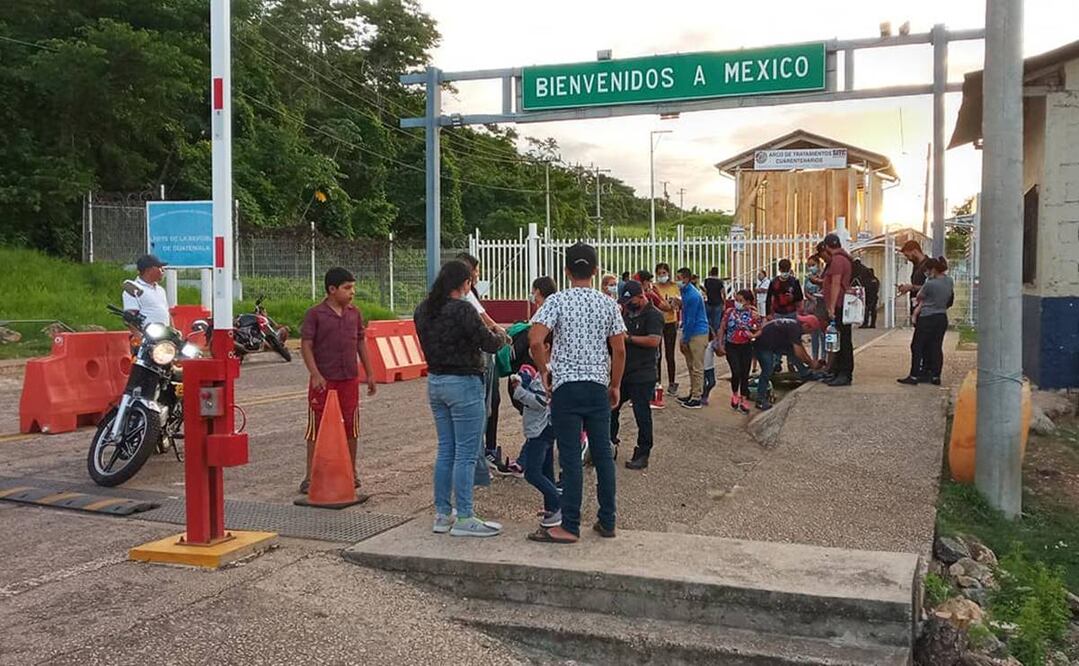 Migrantes irregulares centroamericanos deportados en avión de Estados Unidos a México y luego por tierra a Guatemala ingresan a territorio guatemalteco procedentes de suelo mexicano en El Ceibo. Foto: Casa del Migrante Belén