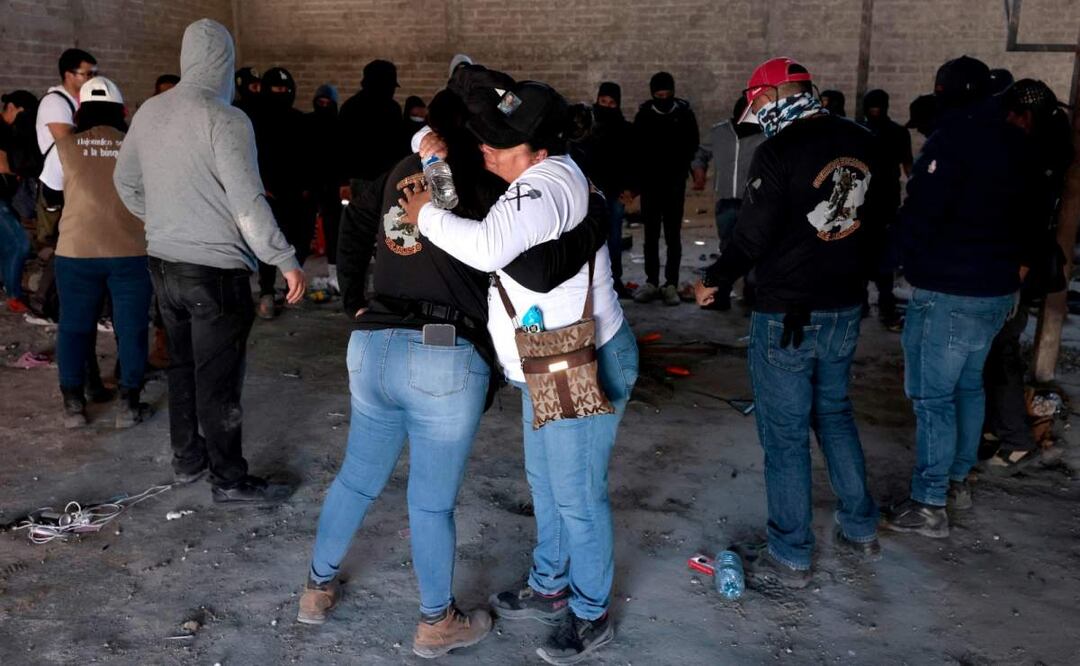 Integrantes del colectivo Guerreros Buscadores de Jalisco se abrazan tras hallar cientos de objetos personales en 3 crematorios clandestinos (07/03/2025). Foto: AFP