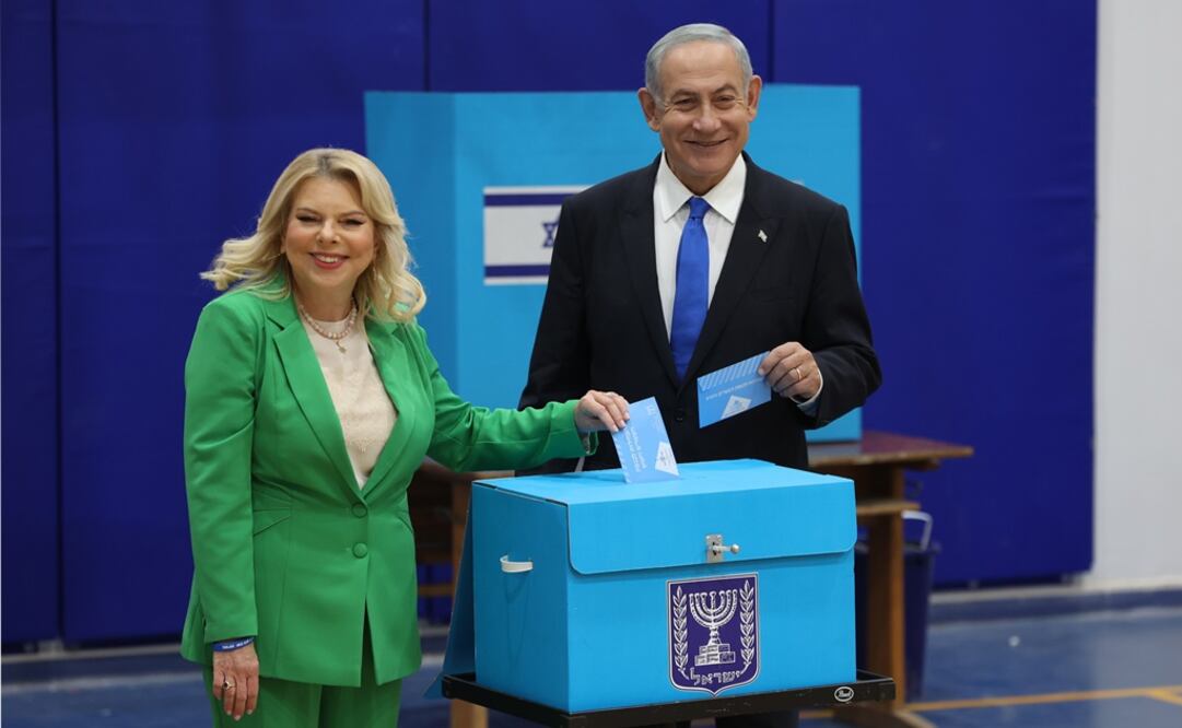 El exprimer ministro israelí y líder del Likud, Benjamin Netanyahu, vota este martes con su esposa Sara en las elecciones de Israel. Foto: EFE