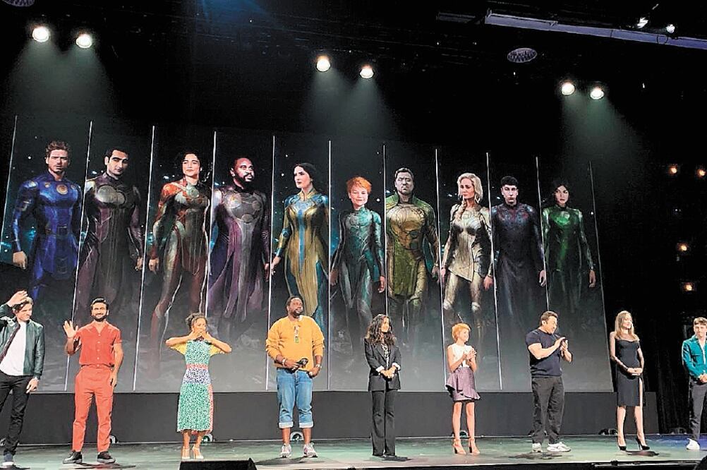 Salma (al centro, de negro) ineterpreta a la líder de Los Eternos. Foto/DISNEY