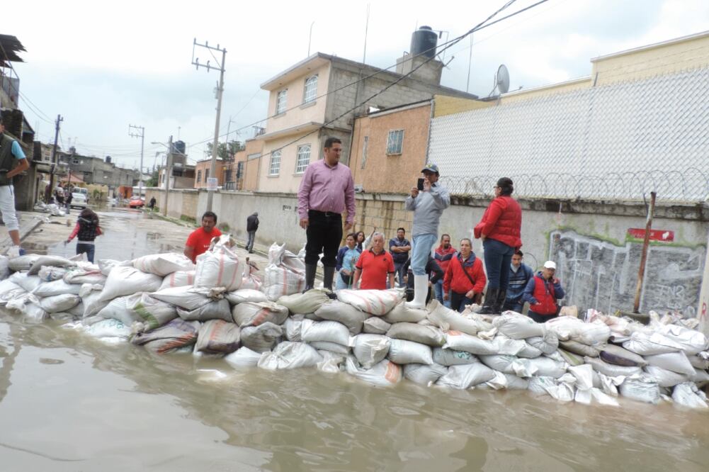 El gobierno del Estado de México colocó 30 mil costales para contener el agua que rebasó la capacidad del Emisor Poniente y evitar así mayores afectaciones a los residentes (MANUEL BARRERA. EL UNIVERSAL)