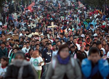 Peregrinos avanzan por Reforma hacia La Villa