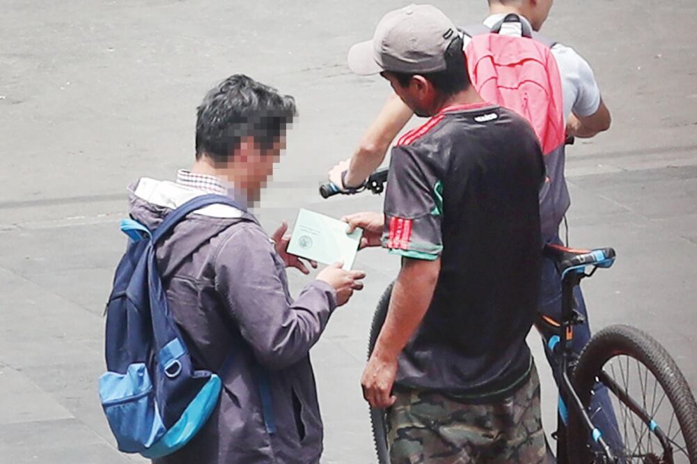 Todos los días, sin importar la cercanía de elementos de seguridad, “Luis” pregunta a quienes visitan el Centro Histórico de la Ciudad México: “¿Qué documento necesitas?”.